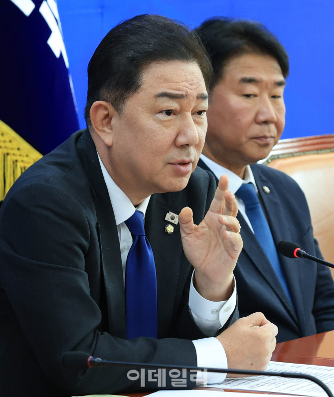 국감 종합평가 기자간담회, '답변하는 김병기 원내대표'                                                                                                                                    