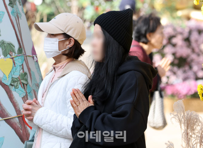 자녀의 행복을 위해 기도하는 부모들                                                                                                                                                                