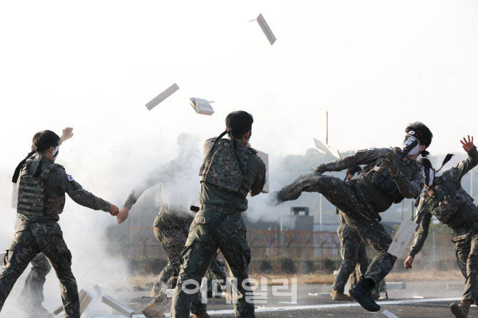 특공부대의 격파 시범                                                                                                                                                                              