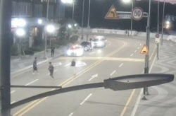 영화 &apos;친구&apos; 속 그 조폭들…도심서 흉기들고 여전히 &apos;전쟁 중&apos;