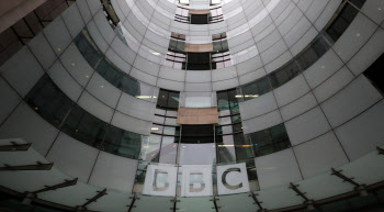 ‘사장·뉴스 총괄 CEO 사퇴’…트럼프 다큐에 BBC ‘발칵’