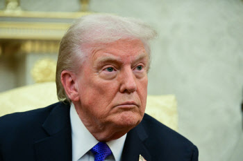 “당장 복귀 안하면 감봉”…트럼프, 항공 관제사들 위협