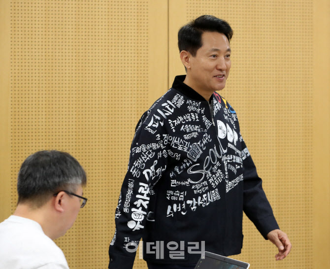  브리핑룸 입장하는 오세훈 서울시장                                                                                                                                                                