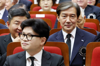 조국 “교수 티 안 내려 했는데” vs 한동훈 “무식한 티” 맞불