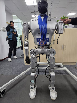 팔 부러져도 끄떡 없다…놀라운 中 인간형 로봇 질주