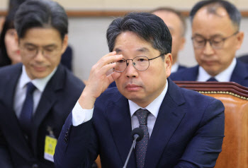 [속보]노만석 檢총장대행, 사퇴 요구 속 출근…&apos;묵묵부답&apos;