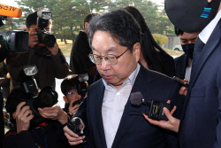 노만석 검찰총장 대행, 사퇴 요구 속 출근…&apos;묵묵부답&apos;