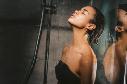 SNS서 유행하는 ‘불 끄고 샤워하기’…전문가 강추 이유는