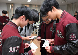 [포토]수험표 보는 고3 학생들                                                                                                                                                                            