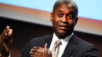 ‘연준 매파’ 보스틱 “인플레 괴물 되살릴 수 있어…금리인하 서둘러선 안 돼”