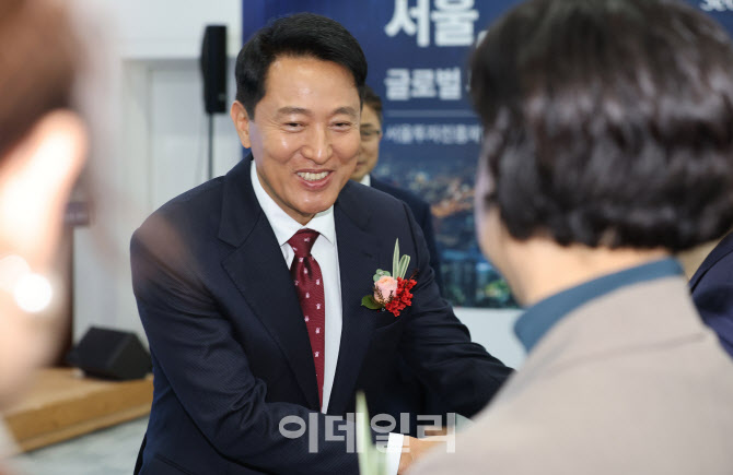 참석자들과 인사 나누는 오세훈 시장                                                                                                                                                                