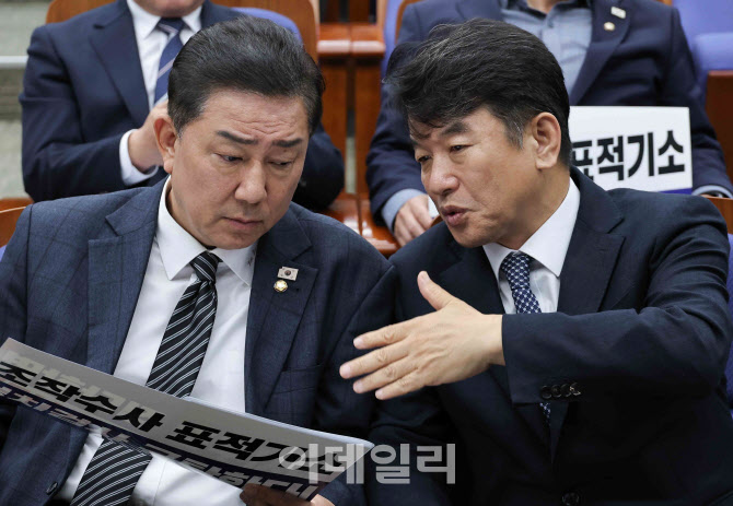이야기 나누는 김병기-문진석                                                                                                                                                                       