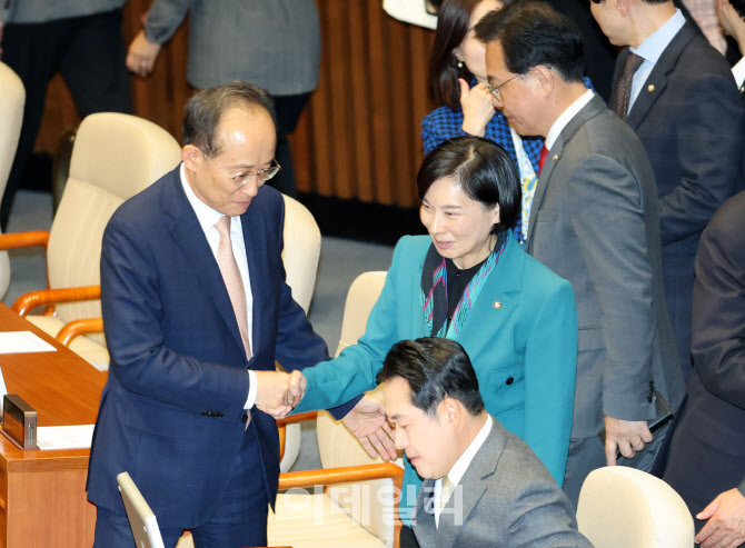 동료의원들과 인사 나누는 추경호                                                                                                                                                                   