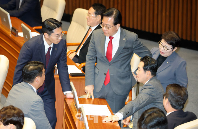 이야기 나누는 국민의힘 지도부 