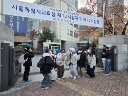 "고생했어, 그리고 잘했어"…수능 끝, 끌어안은 가족들(종합)