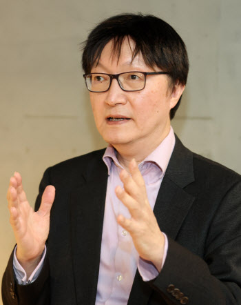 “AI·수출 ‘쌍두마차’ 탄 韓경제…내년 ‘2%초반’ 성장률 전망”[만났습니다]①