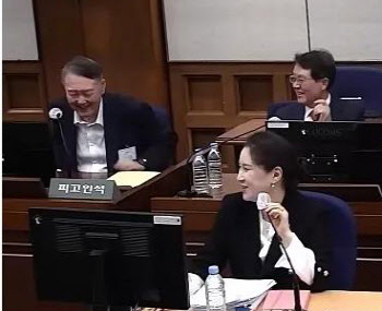 &apos;화기애애한 내란 재판?&apos;...윤석열 "지렁이" 웃자 변호인도 "풉"