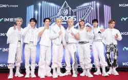 &apos;최고 인기상&apos; 스트레이 키즈 "사랑 받은 만큼 보답할 것"[2025 KGMA]