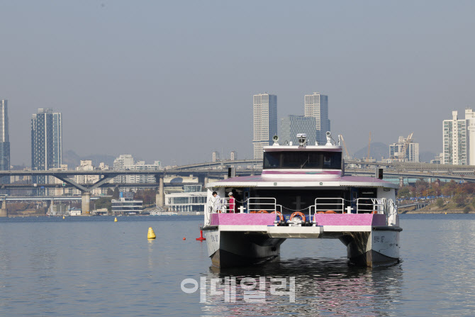 멈춰선 한강버스                                                                                                                                                                                   