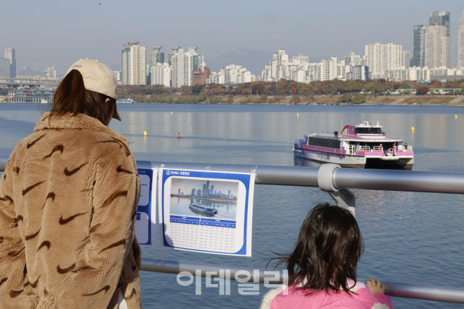 멈춰선 한강버스 바라보는 시민들                                                                                                                                                                   