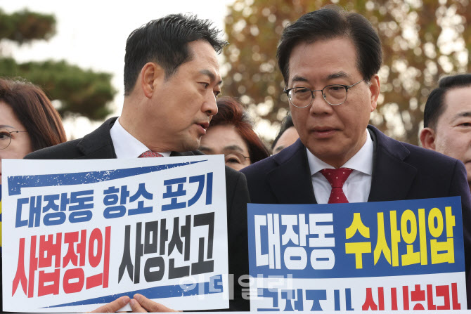 대화 나누는 장동혁 대표-송원석 원내대표                                                                                                                                                           