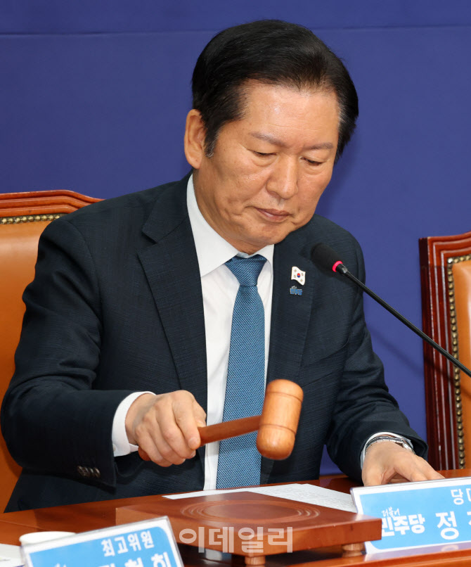 의사봉 두드리는 정청래 대표                                                                                                                                                                       