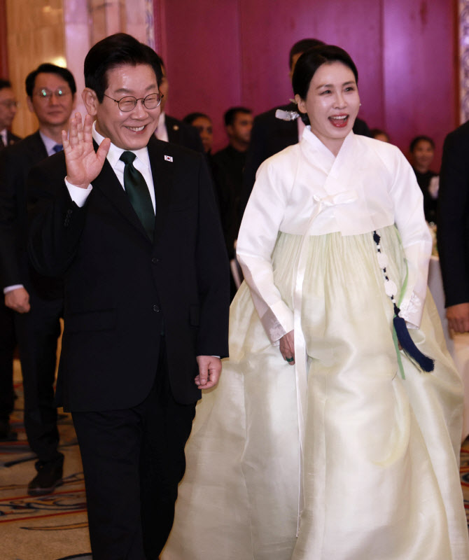  UAE 동포만찬간담회 입장하는 이재명 대통령 부부                                                                                                                                                   