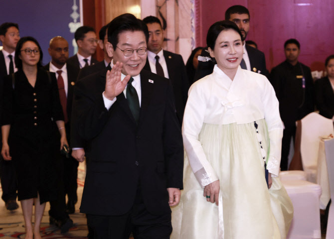  UAE 동포만찬간담회 입장하는 이재명 대통령 부부                                                                                                                                                   