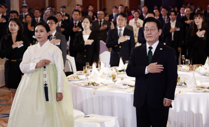  UAE 동포만찬간담회, 국기에 경례하는 이재명 대통령 부부                                                                                                                                           