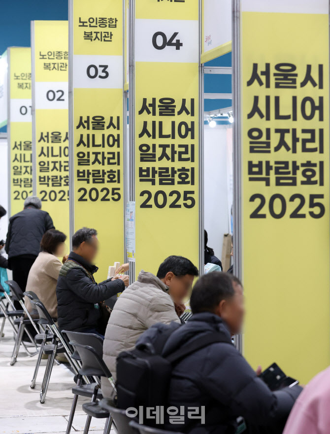 상담받는 시니어 구직자들                                                                                                                                                                          