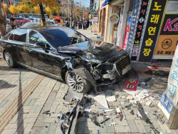 70대가 몰던 차량, 인도로 돌진…30대女 심정지·딸 부상