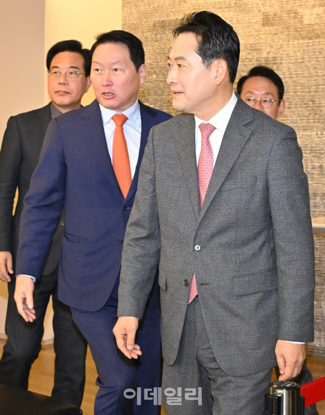  정책간담회 입장하는 장동혁 대표와 최태원 회장                                                                                                                                                    