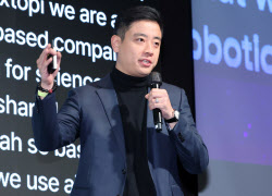 리 링위 엑스탈파이 전략총괄 "AI와 로봇의 통합, 신약개발 패러다임 주도"[GAIF 2025]