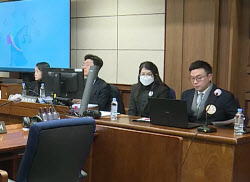 &apos;긴머리·안경&apos; 고개 숙인 김건희…法 재판 일부 중계