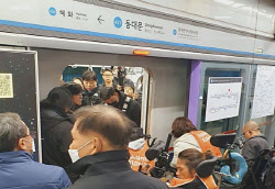 “또 지각하면 시말서다! 제발 좀…” 전장연 시위 울분의 외침