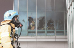 PTSD 겪는 소방관도…재해 입증은 &apos;알아서&apos;