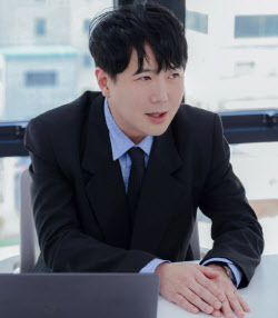 "모두가 &apos;미쳤다&apos;고 한 24인조 걸그룹, 전 확신 있었죠"[인터뷰]