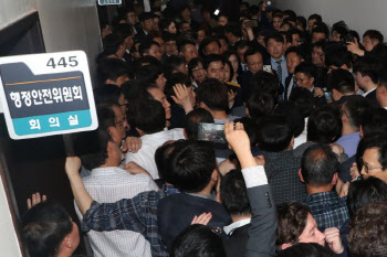 ‘패스트트랙 충돌’ 나경원·송언석 등 1심 벌금형…의원직 상실 면해(상보)