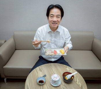 “일본산 초밥 점심”…대만 총통, 돌연 점심 인증샷은 왜?