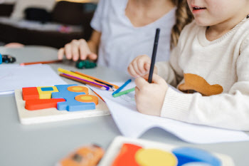 "선생님이 배 걷어찼어" 5세 아동들 눈물...말없는 CCTV