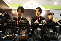 [포토]커피에 들어가는 정성                                                                                                                                                                              