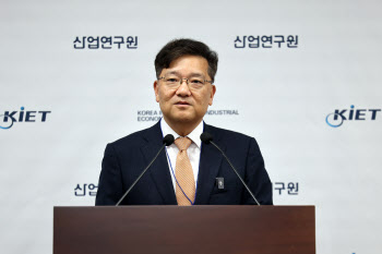 올해 수출 7000억달러 돌파 신기록 쓰지만…내년은 &apos;적신호&apos;