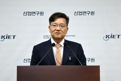 올해 수출 7000억달러 돌파 신기록 쓰지만…내년은 &apos;적신호&apos;