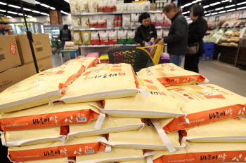 과잉에도 비싼 쌀값…양곡법 앞두고 재배면적 감축 ‘빨간불’