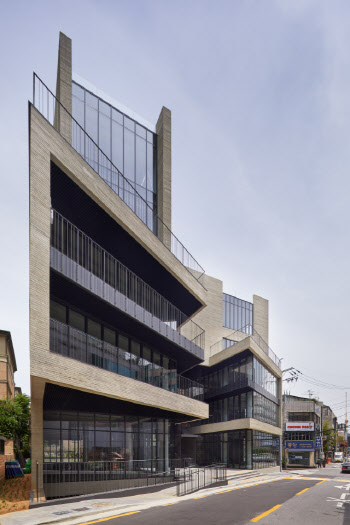 [단독]청담동 그 건물 &apos;레인에비뉴&apos;…&apos;주식부자&apos; 이희진 차명자산 의혹