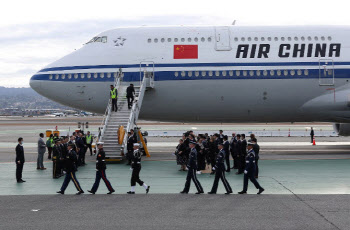 "일본행 노선 내년 3월까지 감편하라"…日 팔 비틀기 나선 中