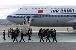 "일본행 노선 내년 3월까지 감편하라"…日 팔 비틀기 나선 中