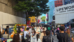 한국엔 뜻밖의 기회?…중국인 관광객 몰리나 봤더니