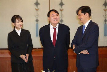 조국 "김건희, 유독 나를 비난...&apos;여혐&apos;이라며 비호하더니 침묵"