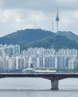 벤치 위 휴대전화 보고 수색…시민 구한 한강보안관